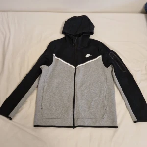 Nike tech fleece  - Nike tech fleece i väldigt gott skick, använd ett fåtal gånger. Alla dragkedjor fungerar perfekt. Vid funderingar eller annat hör av dig. Pris ej hugget i sten, kan diskuteras vid snabbt köp.
