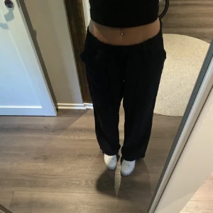 Svarta linnebyxor - Midwaist/ lågmidjade beronde hur du har de, jag valde att vika ner de för att få lågmidjat. Använt bara några få gånger pågrund av lite för stora!! De är i storlek xs/s, skriv för funderingar