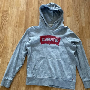 Levis hoodie - Strl s, bra skick och väldigt bra passform