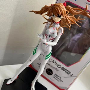 Anime figure Asuka evangelion  - En Asuka Langley anime figur. Jag köpte den för något år sen på comic con i Stockholm och säljer då jag behöver mer utrymme. Inga deftekter överhuvudtaget förutom lite damm då den har stått på en hylla. Pris kan diskuteras vid snabb affär.❤️