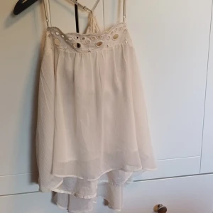 Blus top - Superfin beige blus top från hm! Endast använd någon enstaka gång! Tiget hänger ner lite längre där bak och hängandes i ryggen str 38/M men passar S med.