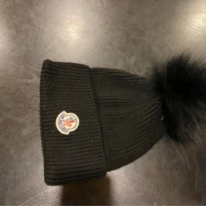 Moncler mössa - Hej, säljer nu denna oanvända moncler mössa. Äkta såklart! Qr kod finns! 