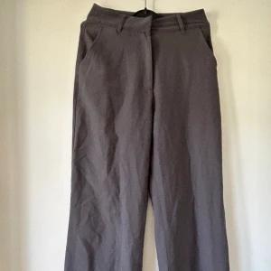 Gråa kostymbyxor madlady  - Gråa kostymbyxor från madlady i storlek 34. Längd 30, passar för dig runt 160cm. Endast använda ett fåtal gånger. Mycket bra skick. 