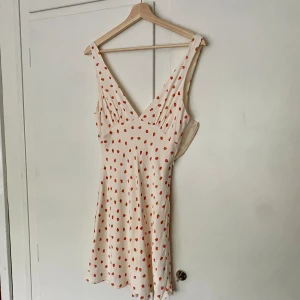 Jordgubbsklänning Zara - Så härlig och fin sommarklänning ifrån Zara i storlek S. 🌷🌷🦋