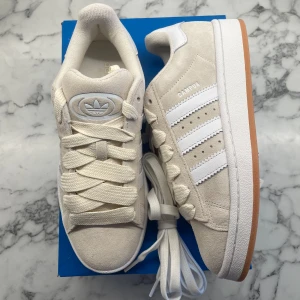 Adidas Campus 00s ”Wonder White Gum” - Helt nya och oanvända Adidas Campus 00s ”Wonder White Gum”. Storlek: 38 2/3. Pris: 1500+frakt. Skicka ett meddelande vid intresse! 