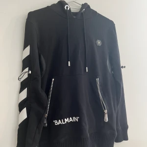 Balmain Hoodie - Tjena, säljer nu en snygg Balmain hoodie limited edition. Storleken är XS och är jättebra skick och knappt använd. Kan byta mot något annat men annars säljer jag den för 1449. Hör av er vid frågor eller funderingar. Pris kan diskuteras 