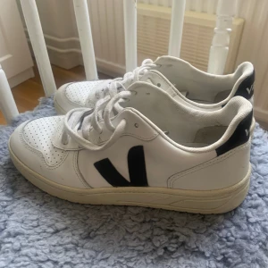 Veja sneakers - Stlk 38 Vita med  svart V. Bra skick (sparsamt använda).  