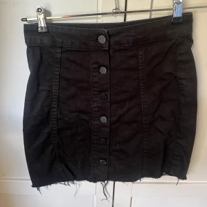 Svart jeanskjol  - Svart högmidjad jeanskjol som går till knäna ungefär. Den är i storlek S, köpta på Gina och knappt använda💕