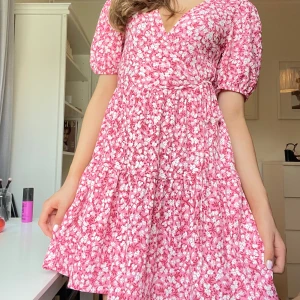 Sommarklänning  - En så fin sommarklänning som passar alla tillfällen. Köpt från Gina tricot och bara använd en gång ❤️ nypris:399 kr