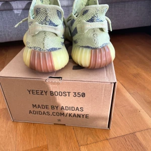 Yezzy 350 - Säljer mina yezzy 350 för 1900 och köpte de för 6500, de är i storlek 45 men passar 44 bra.