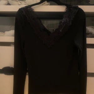 Långärmad topp med spets - Inte använd. Lite stor i storleken 
