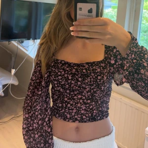 Blus - Säljer denna blus som är ifrån hm den har aldrig kommit till användning och är i jätte bra skick, den är i storlek 36 men är väldigt liten i storleken, pris kan diskuteras💗