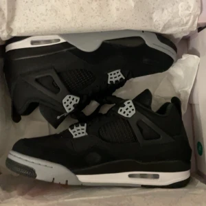 Jordan 4 black canvas - Helt nya storlek 44 med kvitto från nike