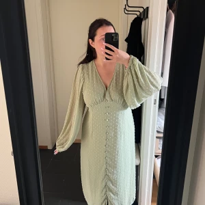 Klänning  - Säljer nu min fina ljusgröna adoor liknande klänning från Vero Moda. Köpt förra året men endast använt en gång!! Storlek XL