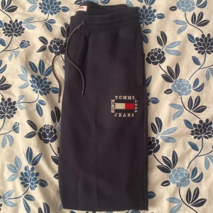 Mjukisbyxor från Tommy Hilfiger - Sköna mjukisbyxor från Tommy Hilfiger. De är storlek medium och lätt använda. 