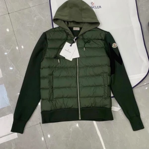 Moncler jacka - Smal jacka, fin för stan och vardagligastilen.Hybrid, köpt 2 månader sen använda fåtalgånger. Inte äkta, men bra kvalite och scan vid märket du kan scanna me lur oså.  Även byte mot sndra jackor eller intressant!