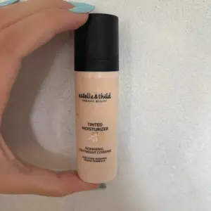 Tinted moisturizer från etelle & thild, färg medium, oanväd, sminkfläckar på utsidan av den från annat smink, nypris 279