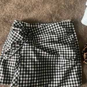 Rutig byxkjol  - Rutiga shorts men som ser ut som en kjol framifrån. Jättesnygg och så bekvämt att det egentligen är shorts! 