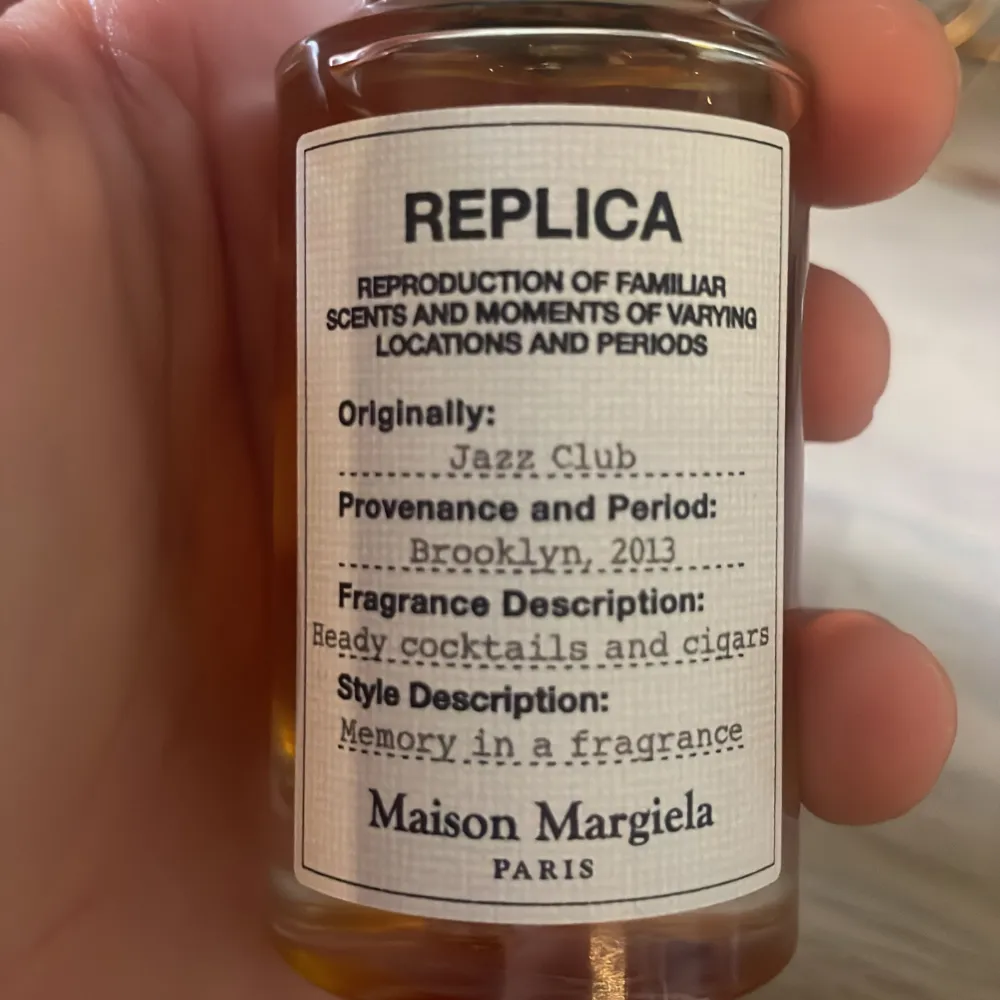 Hej säljer nu min masion margiela parfym det är en väldigt trevlig parfym som jag skulle säga är för höst och vår tiderna, 30ml edt  . Parfym.