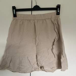 Kort, beige, volang kjol som går omlott☺️ Köpt från Zalando. Inte kommit till användning så mycket bra skick💗💗 Nypris, ca 300