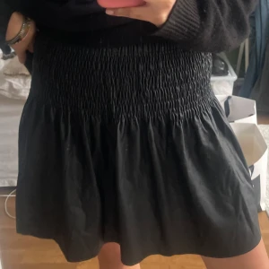 Skinnkjol  - Jättesnygg skinnkjol från Zara girls. (barnavdelningen). Egentligen i storlek 13-14 år men passar mig bra som är storlek 36/S Eftersom den har resår där uppe är den stretchig och passar därför flera andra storlekar. Självklart inte äkta skinn. 