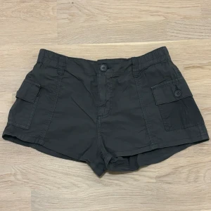 Lågmidjade cargoshorts - Cargoshorts ifrån Bershka. Toppen skick, inga defekter. Storlek M men passar även S. Har inga bilder på då dom är för små💗Skriv om du har frågor!