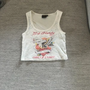 Ed Hardy linne  - Köpt på Urban outfitters för ungefär 2år sedan, den är använd ett fåtal gånger men är i shyffsat bra skick, storlek S