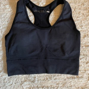 Röhnisch träningsbh - Svart träningsbh från Röhnisch i storlek xs/s. Mycket bekväm och snygg. 