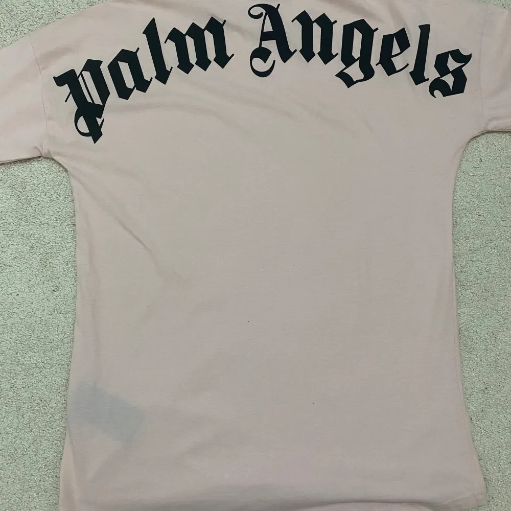 äljer  Palm Angels t-shirts då den inte passar mig alls, helt oanvända båda två, nyskick 10/10 Skön bomulls T-shirt, sitter perfekt på M  Nypris 2999kr Tröjan. T-shirts.