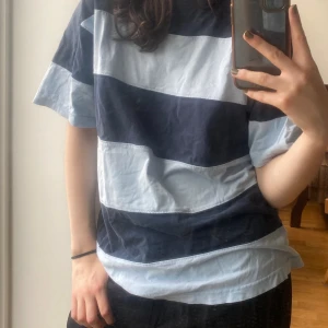 Cap T-shirt 💙 - Thriftad T-shirt från Cap!! Superskön och snygg 90tals/2000tals look. Storlek S (man), sitter väldigt baggy på mig som är M kvinno storlek.💙💙  Kan mötas upp i Sthlm annars står köparen för frakt❣️