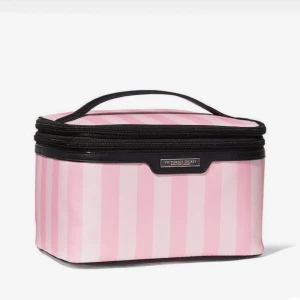 Söker Victorias Secret sminkväska💗🤍 - Söker någon av dessa två sminkväskorna för ett billigt pris under 200 kr ? Finns det någon som kan sälja den för det priset? Kontakta om ni vill sälja!🤍💗🤍💗