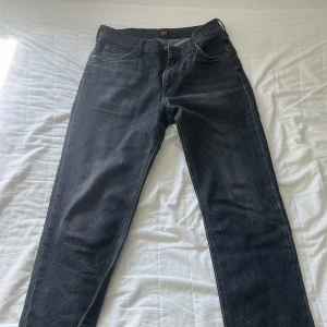 Lee jeans, 32/32 - Lee west jeans i fint skick. Modellen heter West och är en rak modell-lite pösigare i låren