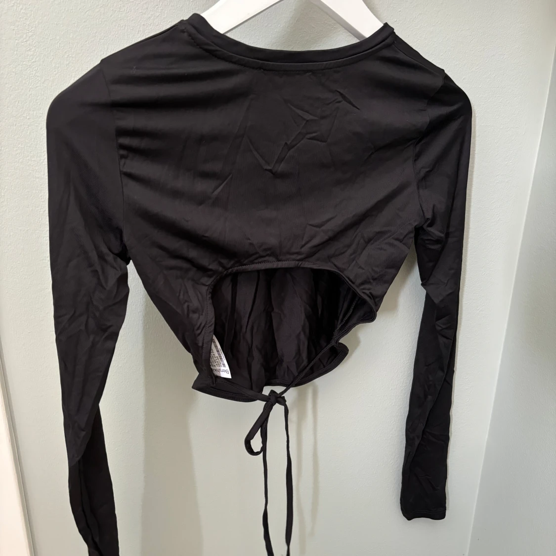 Svart topp med öppen rygg  - 90