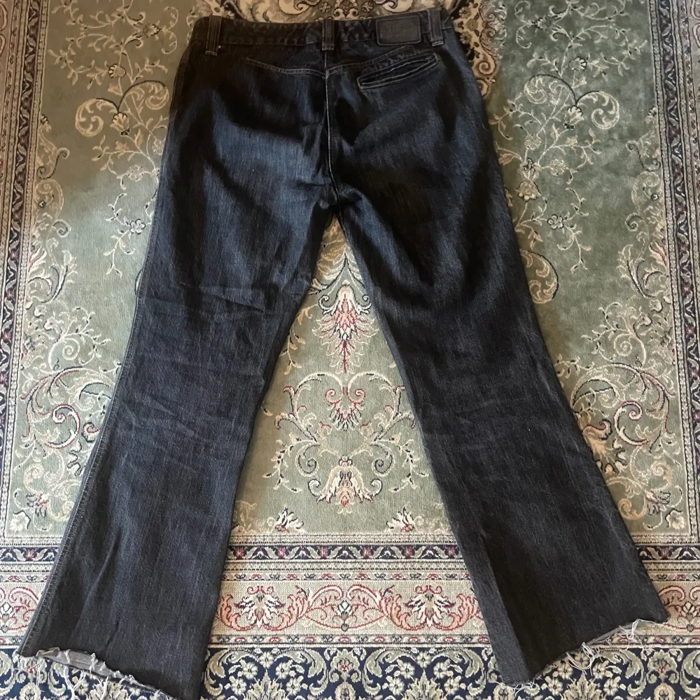 Super fina Armani jeans som är low waisted och utsvängda/baggy i bra skick 💕. Jeans & Byxor.