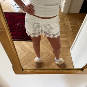 Spets shorts - Lågmidjade spets shorts.