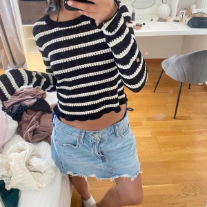 randig tröja från zara - randig tröja från zara i bra skick! den är i storlek L men sitter som S
