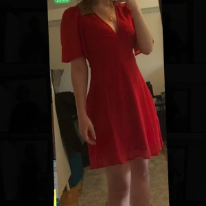 Röd klänning  - Säljer denna fina klänning då jag aldrig använt den, den är helt ny med prislappen kvar och är i storleken xs, den går till lite över knäna på mig som är 167 cm. Det finns också en dragkedja på sida, original pris 399kr. 