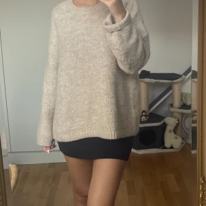 Svart minikjol - Säljer denna minikjol från HM❤️ Använt två gånger. Perfekta längden! Storlek S 