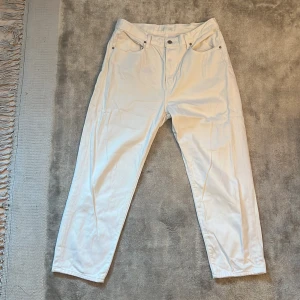 Vita jeans - Vita midwaist jeansbyxor från UNIQLO köpta i Japan förra året. Har använt jeansen några gånger så den är i bra skick. Den är skrynklig då jag inte har använt den sedan sommaren 2023, och äger ingen strykjärn… tyvärr!