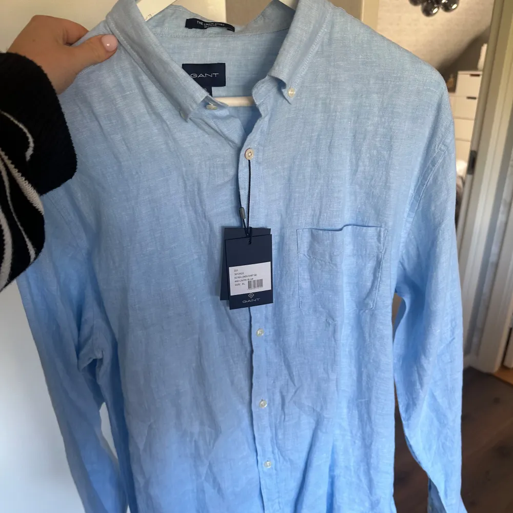 SÄLJER DENNA✨✨✨✨ Ljusblå gantskjorta i strl XL, prislapp kvar, aldrig använd! Nypris 1200! Pris kan diskuteras😇. Skjortor.