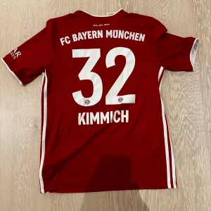 FC Bayern Fotbolls Tröja - - FC Bayern München Fotbolls Tröja - 2020/2021 - Joshua Kimmich - Storlek 15/16 år