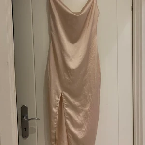 Klänning  - Jätte snygg silkes klänning. Denna formar kroppen och är perfekt för middagar samt fester. Den är väldigt söt och har en fin extra detalj (slitsen). Lagom lång o lagom kort är den. 