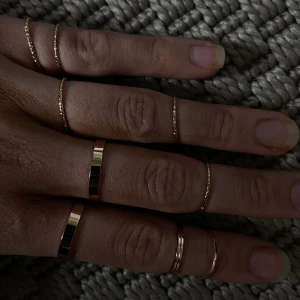 Ring - Helt nya ringar, guld. Har för många så säljer dem alla i ett set. 