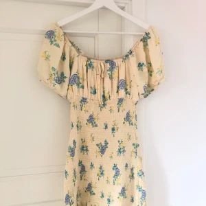 Sommar klänning  - Sommarklänning ifrån bikbok, som ej säljs längre 🫶