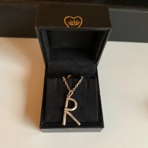 Maria Nilsdotter halsband - Säljer mitt fina halsband från Maria Nilsdotter. Köpte för 1895kr (ny) för 1 år sedan. Storleken är 45cm. Fler Maria Nilsdotter smycken finns i min profil☺️