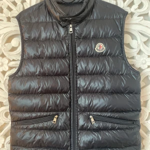 Intressekoll Moncler GUI - Intressekoll på denna GUI väst, 100% äkta har bevis. Kan sälja eller byta bort den om det förkommer ett bra offer. Storlek 2 vilket motsvarar S/M. Inga flaws nyskick