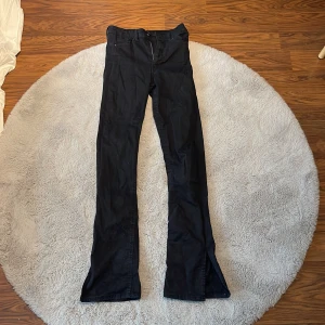 Svarta Molly Slit Jeans - Svarta jeans från Gina Tricot i storlek S  Nypris ca 400kr