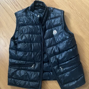 Moncler Gui Vest  - Moncler Gui vest Size 2 i färgen blå. Bra skick. 
