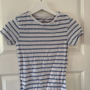 Randig t-shirt - Fint skick! Skims liknande passform❤️