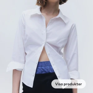 Figurnära skjorta - En super fin och aldrig använd figurnära skjorta. Den är super fin på men är tyvärr lite för liten för mig. Därför kan jag inte ta egna bilder med dem på. Kom privat om ni vill ha egna bilder ändå.❤️ prislapp fortfarande kvar.